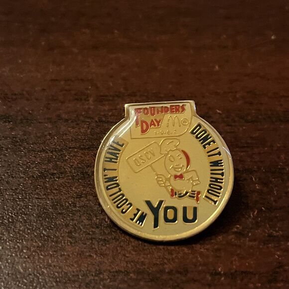 McDonald’s 1987 Founder’s Day Speedee QSCV Employee Lapel Hat Pin - Picture 1 of 3